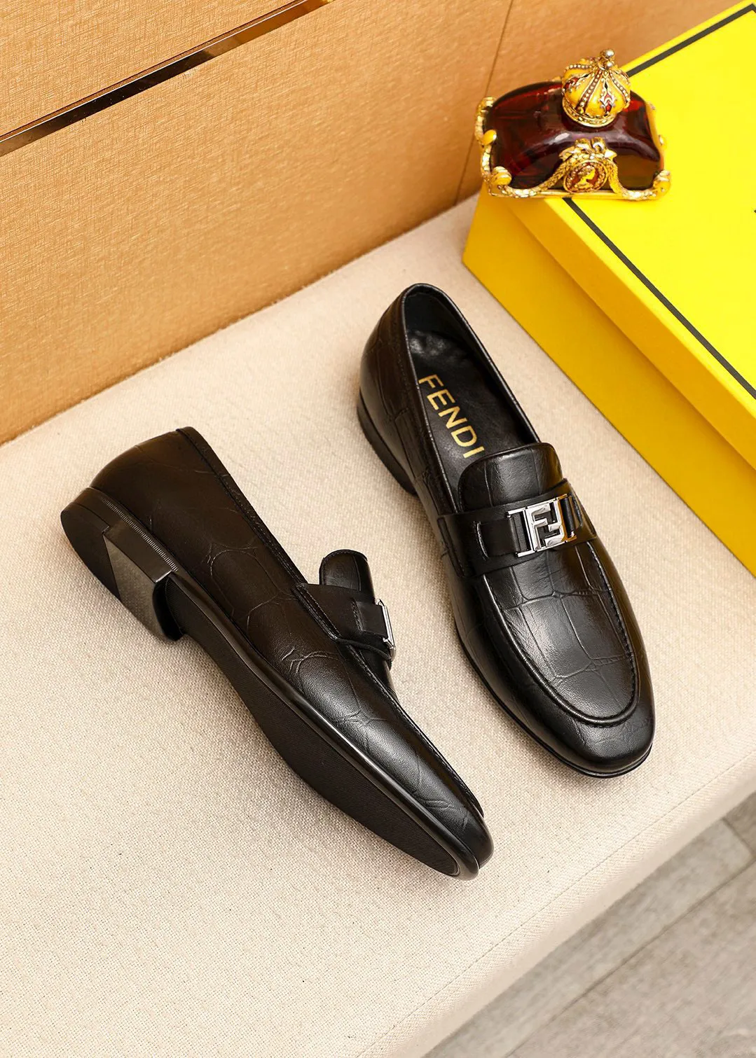 Men's shoes 💰442 💐 Product trademark: FENDI [Fendi] casual leather shoes Regular size: 38-44 (45🉑️customized) Product materials: Selected imported first-layer calfskin embossed upper + luxury hardware buckle, imported cowhide leather lining. Strong three-dimensional visual effect, rubber outsole Color: 1⃣️color optional